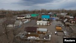 Вид затопленного жилого района в Оренбурге. Россия. 12 апреля 2024 года. REUTERS/Максим Шеметов.