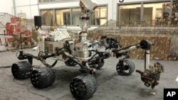 Марсоход Curiosity на испытаниях в лаборатории НАСА (архивное фото)