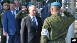 Владимир Путин во время посещения элитной десантно-штурмовой бригады под Ульяновском, Россия