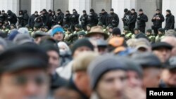 Полиция охраняет здание Верховной Рады во время митинга протеста оппозиции. Киев, Украина. 22 октября 2017 г.