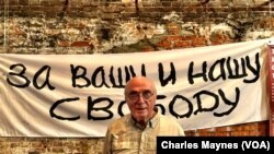 Павел Литвинов в Москве, на выставке, посвященной 50-летию акции протеста против ввода советских войск в Чехословакию в 1968 г.