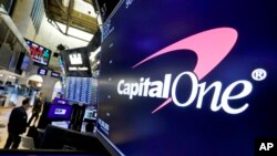 Логотип компании Capital One Financial на площадке Нью-Йоркской фондовой биржи