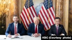 Ông Eric Frederick Trump (trái) và ông Đặng Thành Tâm (phải), Chủ tịch KBC, tại lễ ký kết hợp tác giữa Trump Organization và Tập đoàn Đầu tư Hưng Yên, dưới sự chứng kiến của cựu Tổng thống Donald Trump (giữa), tại New York, Mỹ, vào ngày 25/9/2024.