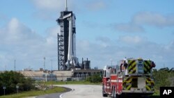 SpaceX Falcon 9 с капсулой Crew Dragon на мысе Канаверал, 13 ноября 2020 года