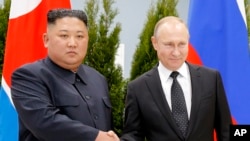 Tổng thống Nga Vladimir Putin (phải) và nhà lãnh đạo Triều Tiên Kim Jong Un bắt tay trong cuộc gặp tại Vladivostok, Nga, ngày 25/4/2019.