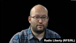 Один из соведущих митинга журналист Илья Азар. Photo Radio Liberty (RFE/RL)