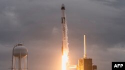 Ракета SpaceX Falcon 9 стартует с площадки в Космическом центре Кеннеди на мысе Канаверал, Флорида, 18 января 2024 года.