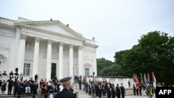 Президент Джо Байден, вице-президент Камала Харрис и министр обороны Ллойд Остин участвуют в церемонии возложения венков к Могиле неизвестного солдата на Арлингтонском кладбище. Арлингтон, Вирджиния. 27 мая 2024 г. 