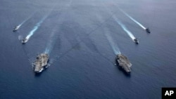 Авианосцы ВВС США Рональд Рейган (CVN 76) и USS Nimitz (CVN 68) в составе группы Carrier Strike Group в Южно-Китайском море