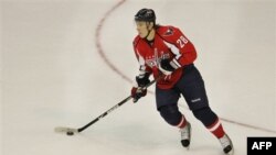 В атаке нападающий клуба НХЛ Washington Capitals Алексанр Семин