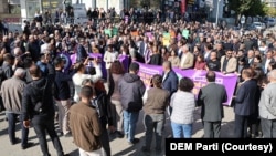 Kürt siyasetinin 45 yıl sonra belediye seçimlerini kazandığı Halfeti’de kayyum ataması belediye önünde protesto edildi.