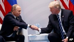 Дональд Трамп и Владимир Путин на саммите G20. Гамбург, 7 июля 2017 года. 