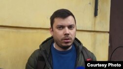 Руководитель избирательного штаба Алексея Навального в Санкт-Петербурге Александр Шуршев отвечает на вопросы журналистов