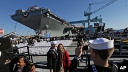 Авианосец «Джеральд Р. Форд» (USS Gerald R. Ford), на стапелях судостроительного завода в городе Ньюпорт-Ньюс штат Вирджиния. 9 ноября 2013 г.