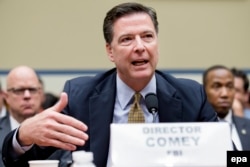 Giám đốc FBI James Comey điều trần trước một ủy ban Hạ viện Mỹ về vụ email của bà Clinton ngày 7/7/2016.