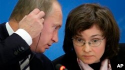 Владимир Путин и председатель Центрального банка России Эльвира Набиулина (архивное фото)