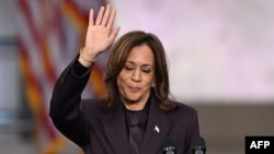 Phó Tổng thống Mỹ, ứng cử viên tổng thống của đảng Dân chủ Kamala Harris đọc diễn văn chấp nhận thất bại trong bầu cử tại trường Howard ở thủ đô Washington, 6/11/2024 (SAUL LOEB / AFP).