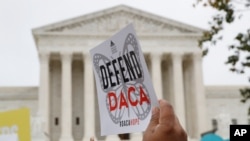 Протест в защиту DACA перед зданием Верховного суда США (архивное фото)