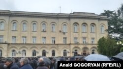 Участники протестов оппозиции у здания "президентской" администрации в Сухуми, Абхазия. 10 января 2020 г.