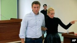 Алексей Навальный с женой Юлией покидают зал суда. Россия, Киров, 16 октября 2013г.