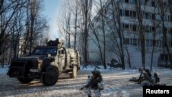 Военные учения прошли на улицах заброшенного города Припять на севере Украины, 4 февраля 2022 года