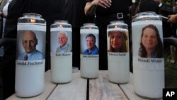 Свечи с портретами пяти убитых сотрудников Capital Gazette