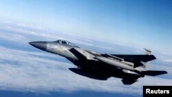 Американский самолет F-15 над Литвой