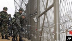 Южнокорейские военные проверяют средства охраны границы. Архивное фото.